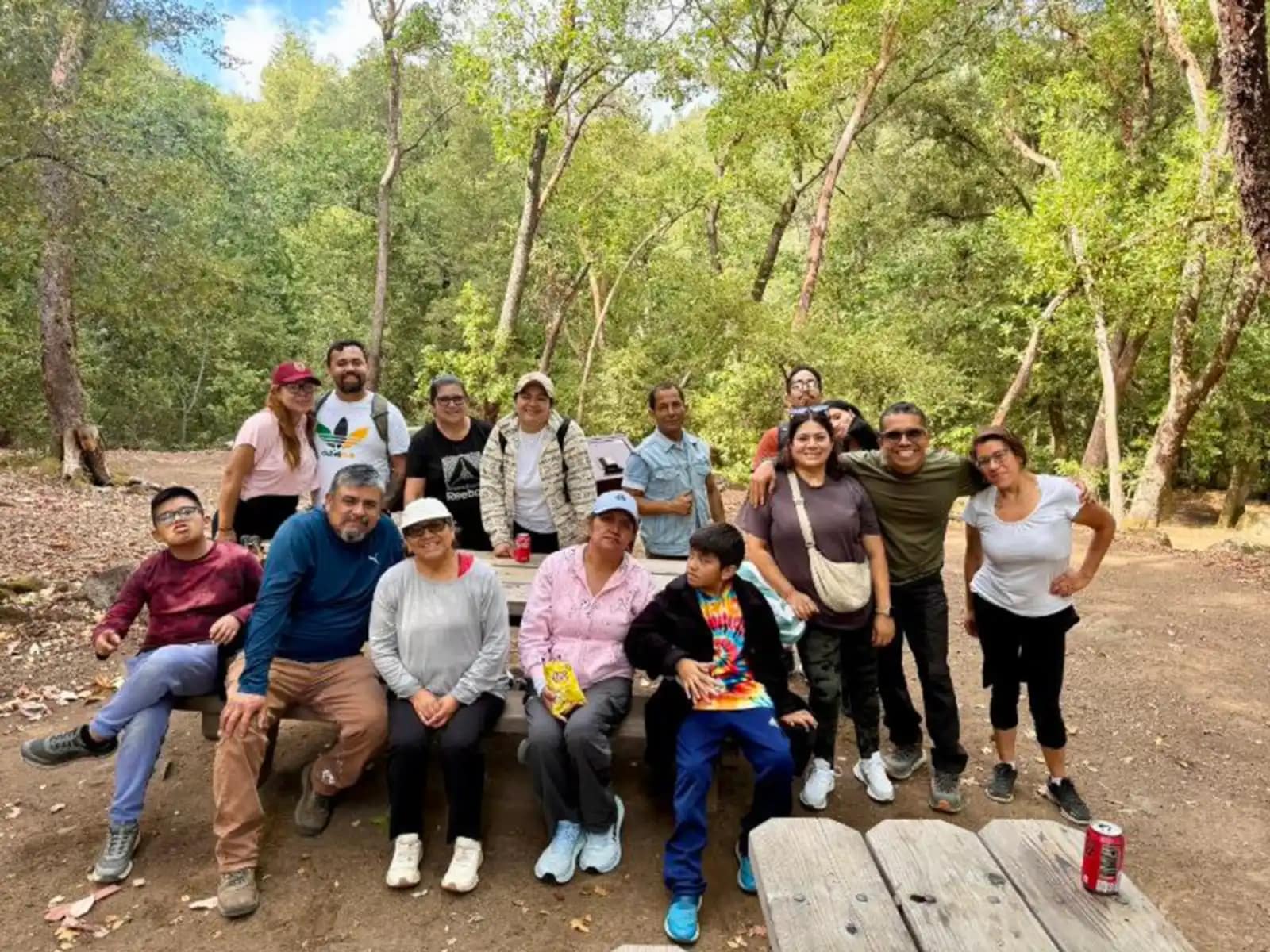 Segunda toma del grupo en la mesa de picnic, con el bosque de robles detrás