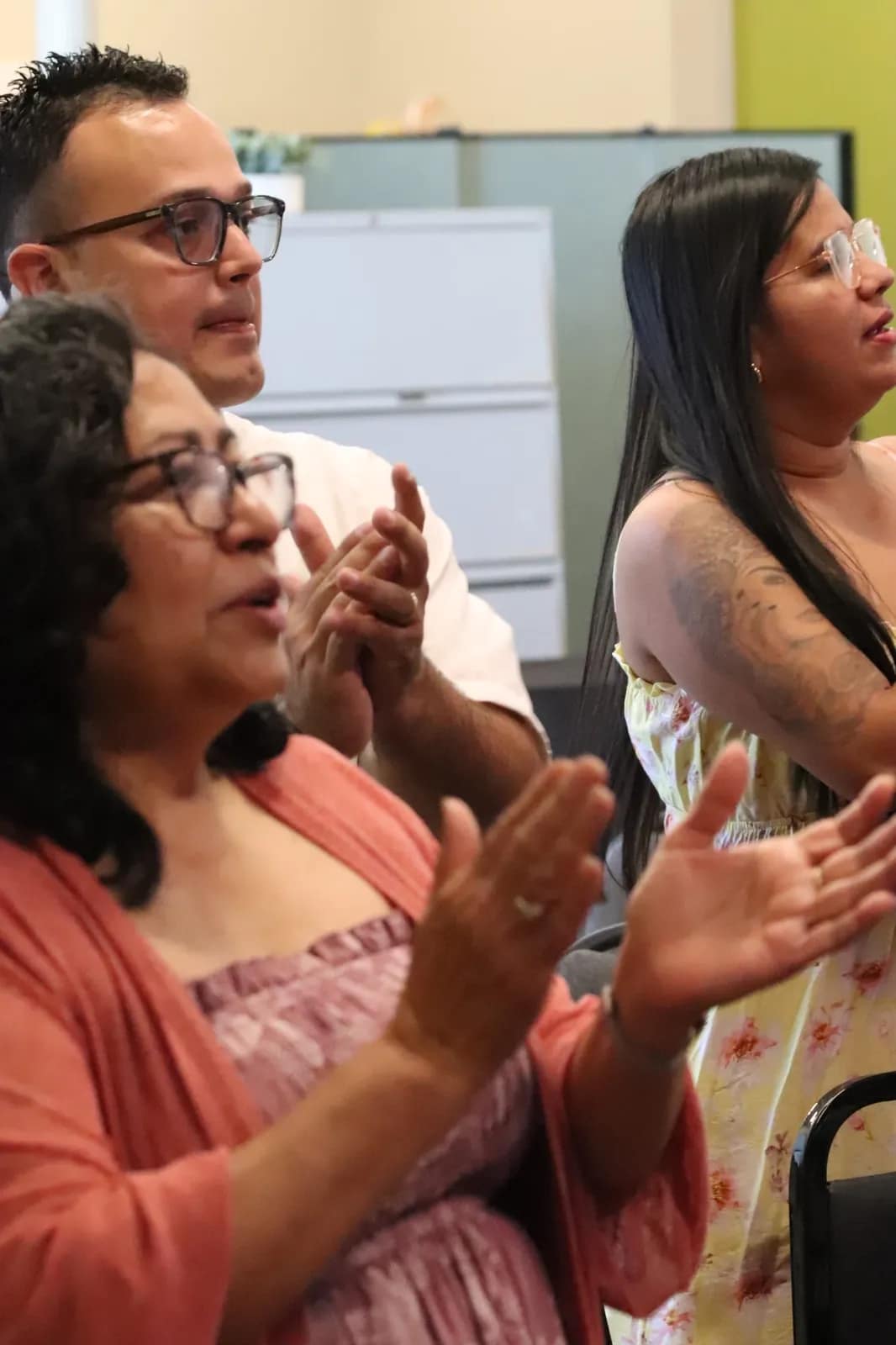 La mesa entera aplaude durante la celebración de la iglesia