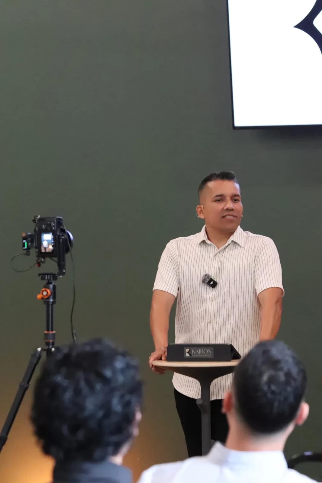 Un hombre comparte su testimonio ante los micrófonos del servicio