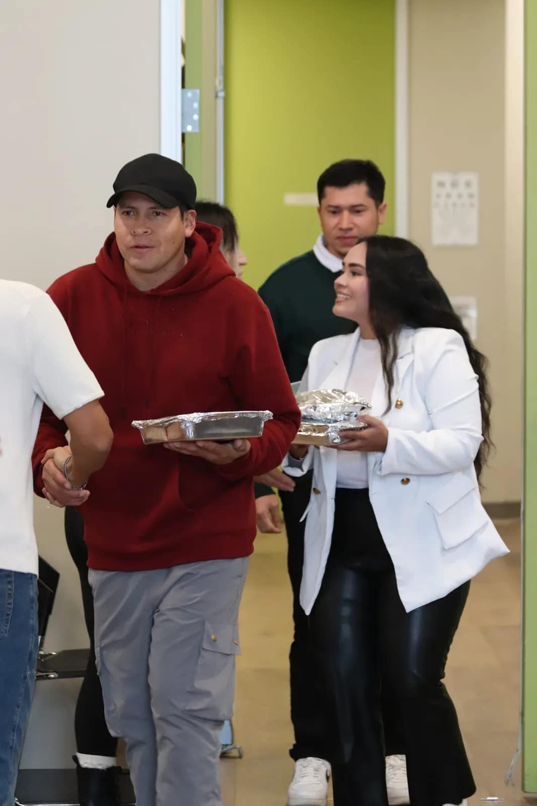Los hermanos comparten los alimentos al final del servicio