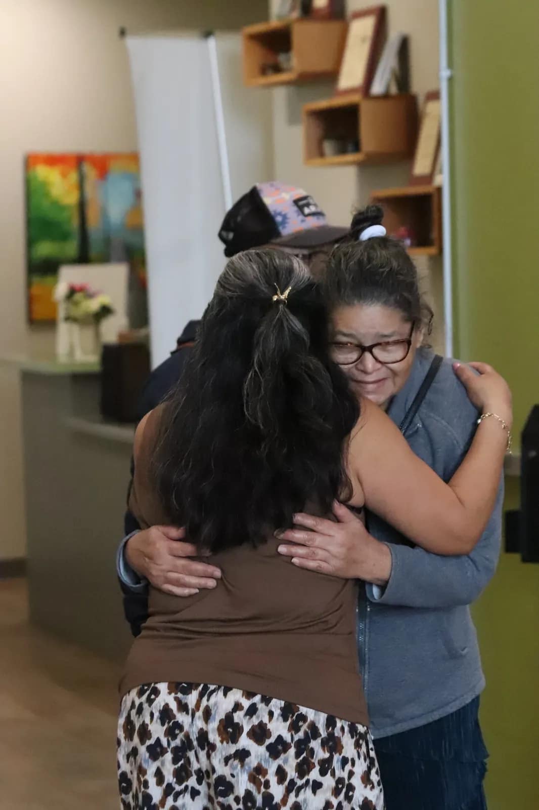 Un abrazo durante la entrega de reconocimientos de la iglesia