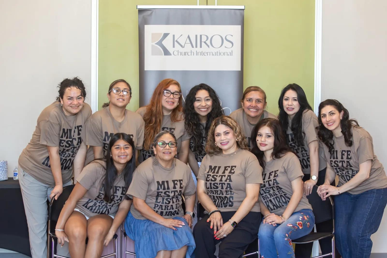 El grupo de mujeres posa con la camiseta «Mi fe está lista para el Kairos» tras el estudio