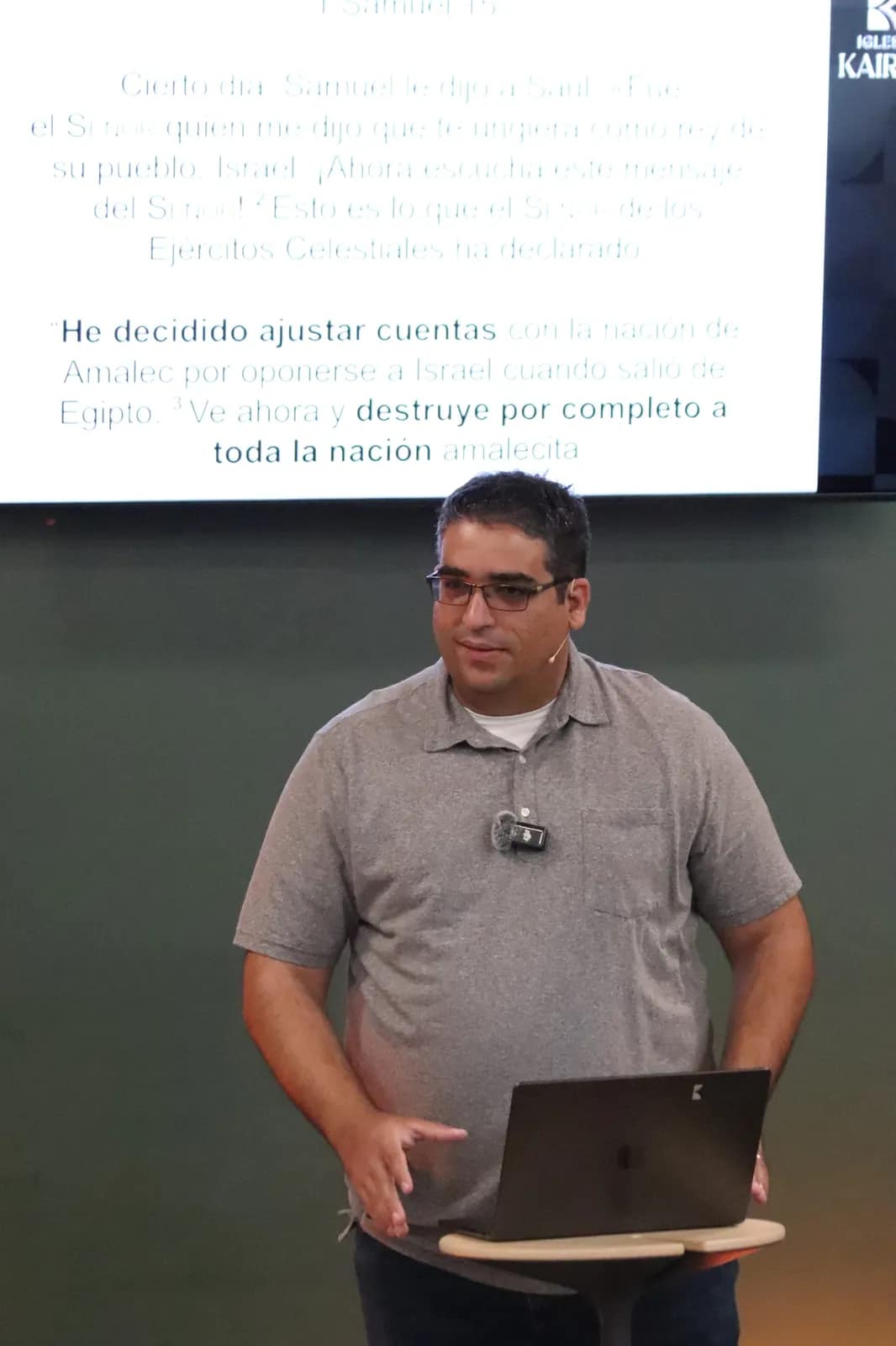 El predicador enseña con el pasaje proyectado en la pantalla