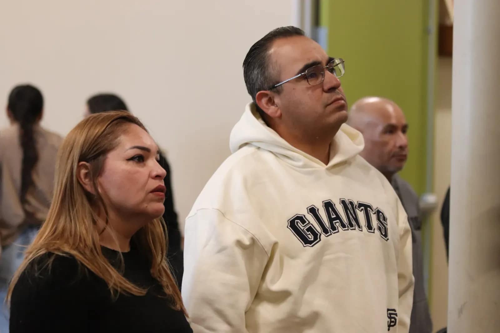 Un matrimonio sigue la alabanza de pie entre las filas