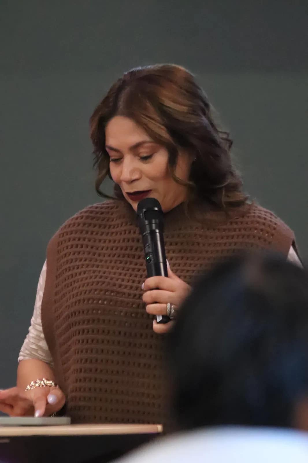 Una mujer da las gracias con el micrófono durante la celebración