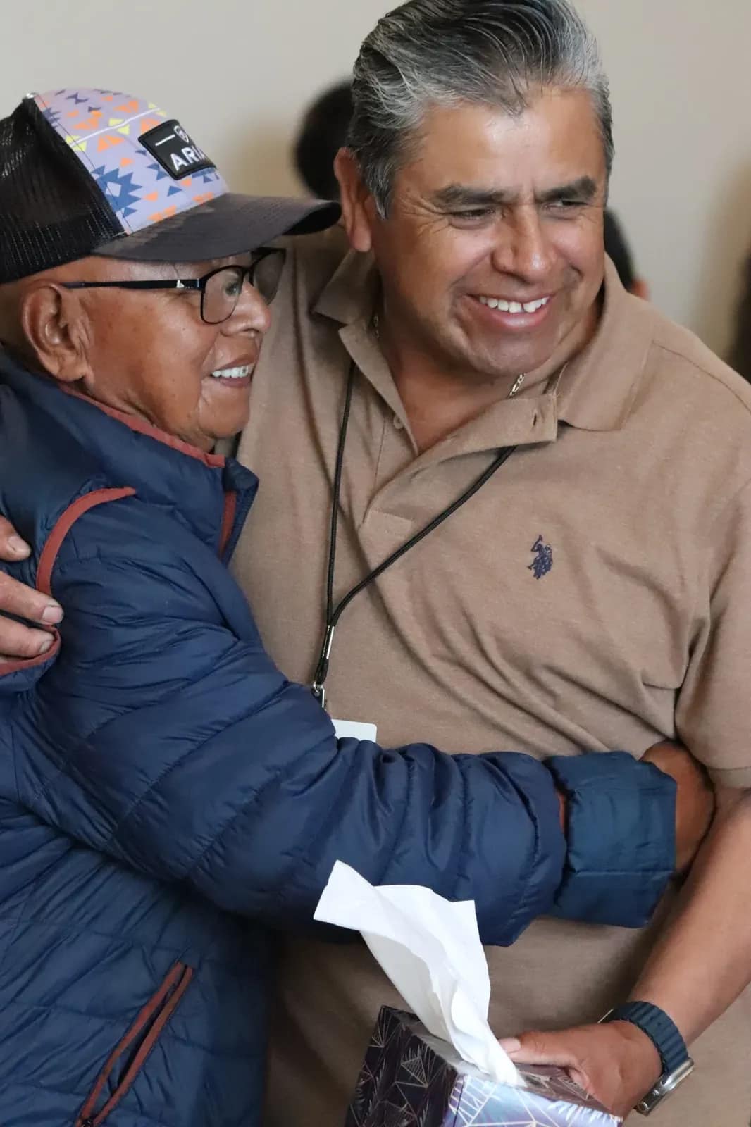 Un hombre ríe mientras recibe su reconocimiento