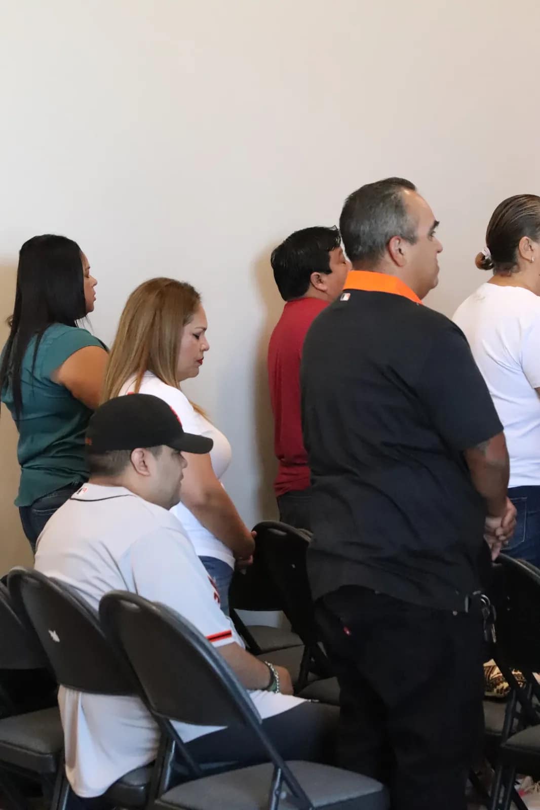 Los hombres se inclinan juntos en oración durante el servicio