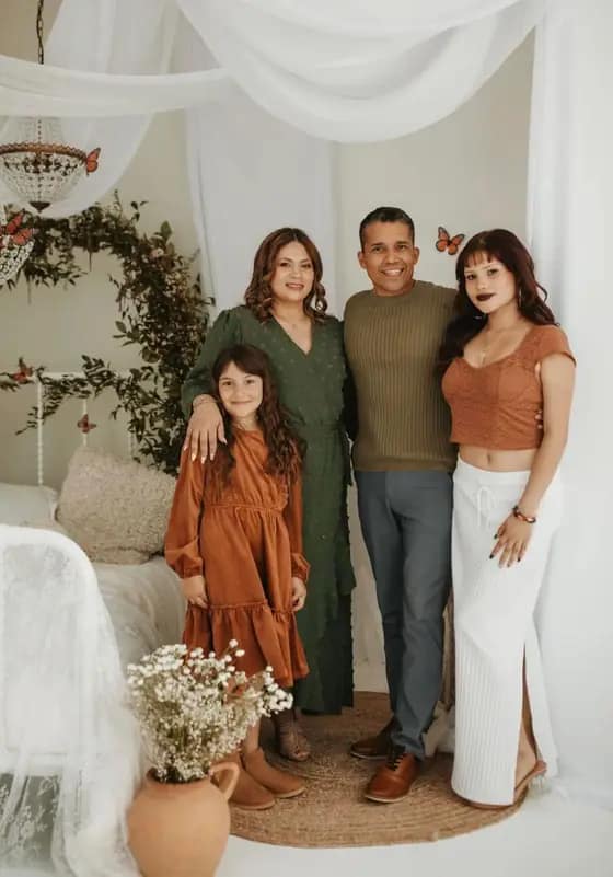 Los pastores Hugo y Verónica Castillo junto a sus dos hijas