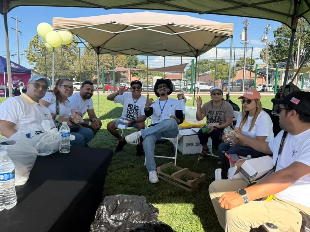 El equipo de Kairos descansa bajo la carpa durante la jornada en el parque